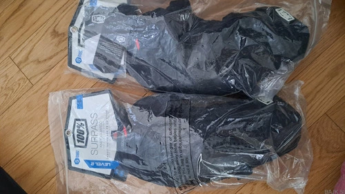 100% knee pads, size Large or Medium, NEW