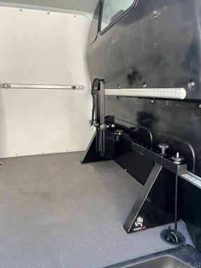 Modri/jan stojalo za prevoz koles v vozilu