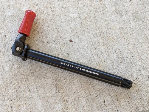 Fox 820-09-063-KIT Os QR15x110mm, črna