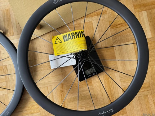Hunt 44_46 Aerodynamicist UD Carbon Spoke Disc karbonski obroči (NOVO)