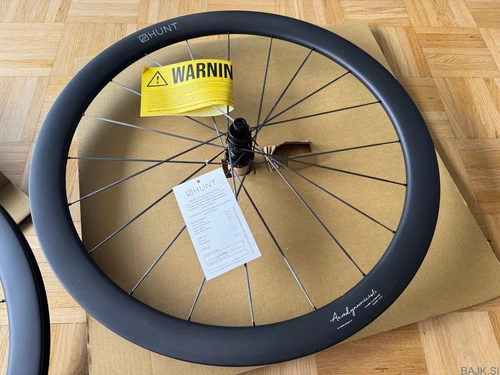 Hunt 44_46 Aerodynamicist UD Carbon Spoke Disc karbonski obroči (NOVO)