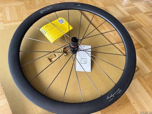 Hunt 44_46 Aerodynamicist UD Carbon Spoke Disc karbonski obroči (NOVO)