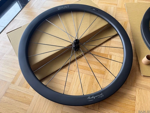 Hunt 44_46 Aerodynamicist UD Carbon Spoke Disc karbonski obroči (NOVO)