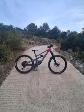 YT Capra Uncaged 10 CF