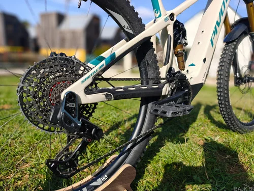 Pivot Shuttle AM - XO PRO Transmission, MEDIUM // Samo 700km!