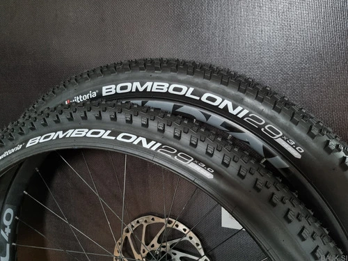 2x Vittoria Bomboloni 29+ x 3.0 MTB (z žico)