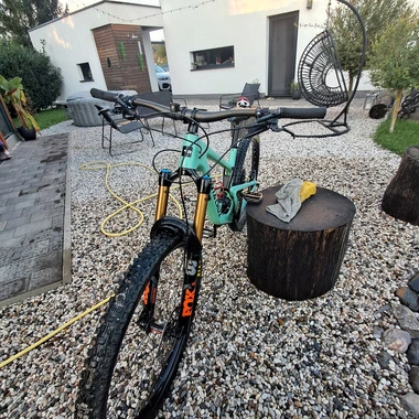 Prodajam vrhunsko ohranjeno kolo santa Cruz megatower c