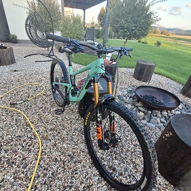 Prodajam vrhunsko ohranjeno kolo santa Cruz megatower c