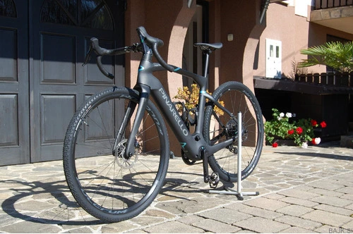 Pinarello  E-Gravel -NYTRO E7 električno gravel kolo (barva-črna)