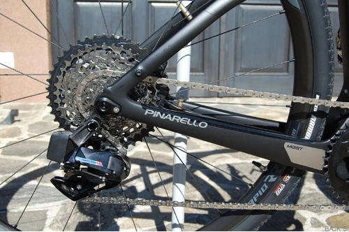 Pinarello  E-Gravel -NYTRO E7 električno gravel kolo (barva-črna)