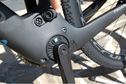 Pinarello  E-Gravel -NYTRO E7 električno gravel kolo (barva-črna)