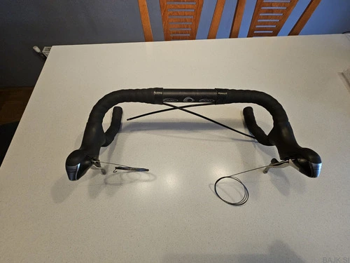 Prestavne ročice Shimano Ultegra in krmilo za cestno kolo
