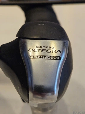 Prestavne ročice Shimano Ultegra in krmilo za cestno kolo