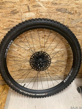 Zadnji obročnik dt swiss ex511 in RF trace pesta 148x12 29”