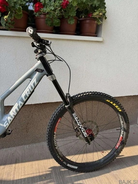 Prodajam Santa Cruz V10CC VPP – prava DH zver!