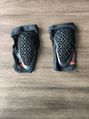 šcitnki za kolena dainese scarebeo pro