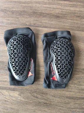 šcitnki za kolena dainese scarebeo pro