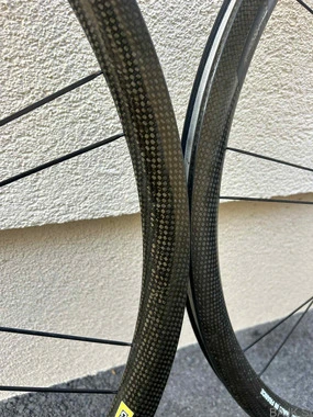 KARBONSKI OBROČI CORIMA 32mm, + DISKI, KOT NOVI, SHIMANO RAČNA