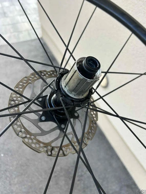 KARBONSKI OBROČI CORIMA 32mm, + DISKI, KOT NOVI, SHIMANO RAČNA