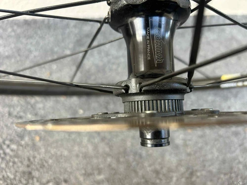 KARBONSKI OBROČI CORIMA 32mm, + DISKI, KOT NOVI, SHIMANO RAČNA