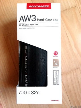 Pnevmatika Bontrager AW3 Hard Case Lite ◦ 700x32C ◦ klinčer ◦ refleks