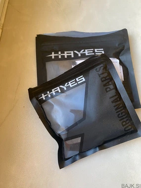 NOVE. Hayes Dominion Semi-metallic pakne, cena je za 2 para