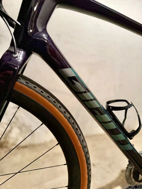 Giant Revolt Advanced Pro 1, velikost ML, letnik 08/2023