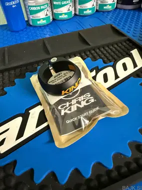 Objemka sedežne opore Chris King 36,4 mm