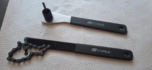 Kolesarska pedala Shimano + kolesarsko orodje