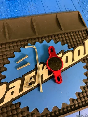 Nosilec za AirTag MUC-OFF Secure Tag Holder V2