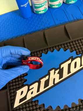 Sedežna objemka Deity 38,6 mm