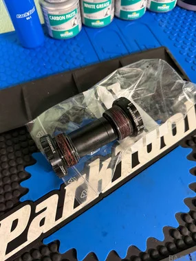 Shimano BB-MT501 Gonilni ležaj - Hollowtech II | Thread Type | BSA-68/73-24