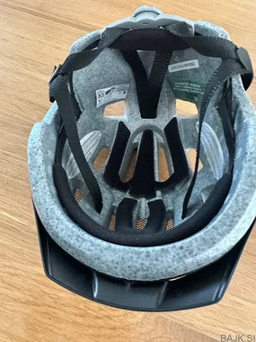 Prodam novo otroško čelado S - 49-54 cm z lučko zadaj