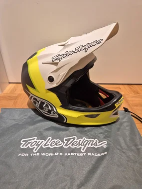 Nova Troy Lee Designs čelada