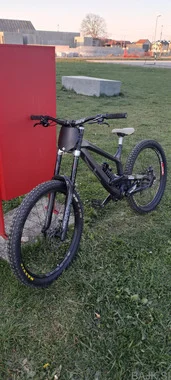 YT Tues Base 2021 DH kolo 27.5" – L, Boxxer, Deore XT, zelo dobro stanje