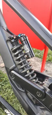 YT Tues Base 2021 DH kolo 27.5