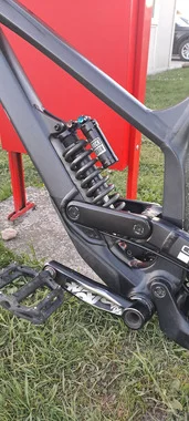 YT Tues Base 2021 DH kolo 27.5