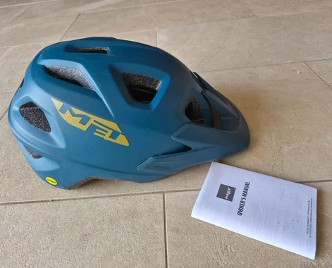 Kolesarska čelada MET Echo MIPS (M/L)