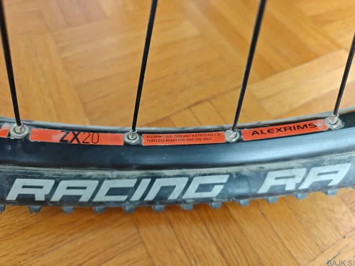 29'' prednje kolo Alexrims ZX20 + Schwalbe Racing Ray