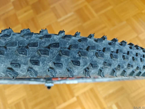 29'' prednje kolo Alexrims ZX20 + Schwalbe Racing Ray