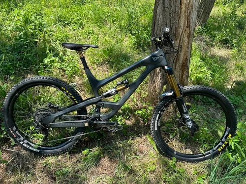 YT Capra 27 CF Pro Race