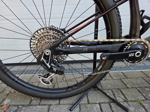 Vrhunsko tekmovalno gorsko kolo KTM Scarp EXONIC MT -velikost M - 2025