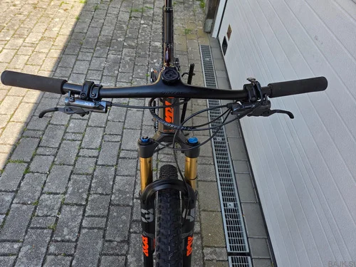 Vrhunsko tekmovalno gorsko kolo KTM Scarp EXONIC MT -velikost M - 2025