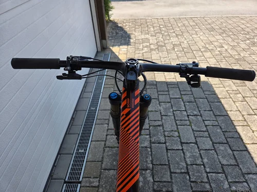 Vrhunsko tekmovalno gorsko kolo KTM Scarp EXONIC MT -velikost M - 2025