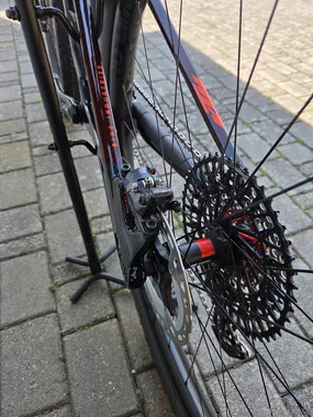 Vrhunsko tekmovalno gorsko kolo KTM Scarp EXONIC MT -velikost M - 2025