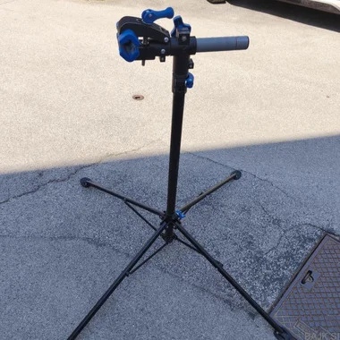 Stojalo za servis koles