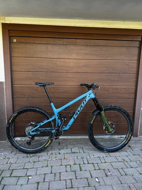 Pivot Trail 429 Enduro Custom + i9 Hydra Trail S Carbon L-XL