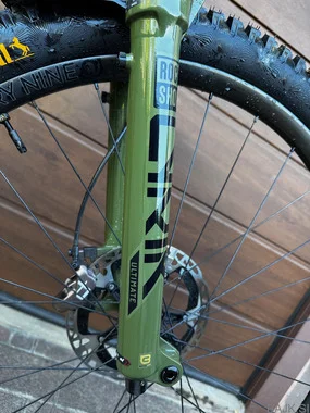 Pivot Trail 429 Enduro Custom + i9 Hydra Trail S Carbon L-XL