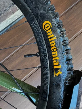 Pivot Trail 429 Enduro Custom + i9 Hydra Trail S Carbon L-XL