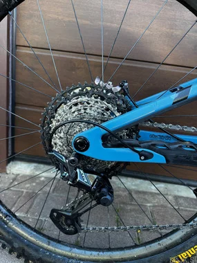 Pivot Trail 429 Enduro Custom + i9 Hydra Trail S Carbon L-XL